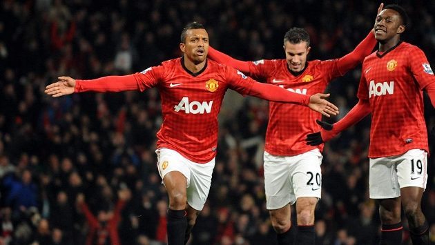 Nani z Manchesteru United se raduje se spoluhráči van Persiem (uprostřed) a Welbeckem ze vstřelení gólu do sítě Readingu. Nani z Manchesteru United se raduje se spoluhráči van Persiem (uprostřed) a Welbeckem ze vstřelení gólu do sítě Readingu.