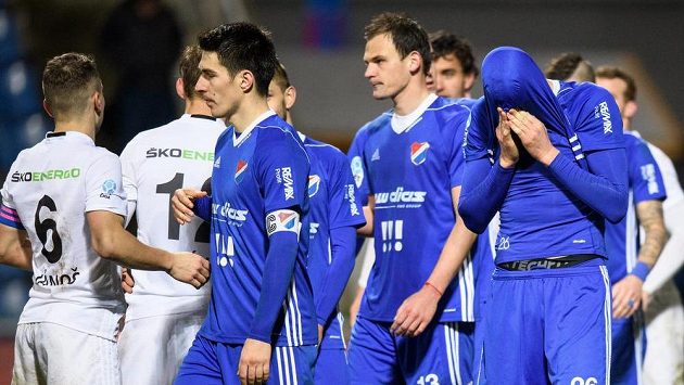 Ostravský útočník Tomáš Poznar po neproměněné penaltě během utkání čtvrtfinále MOL Cupu. Ostravský útočník Tomáš Poznar po neproměněné penaltě během utkání čtvrtfinále MOL Cupu.