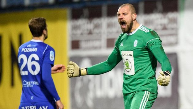 Brankář Mladé Boleslavi Martin Polaček oslavuje chycenou penaltu. Brankář Mladé Boleslavi Martin Polaček oslavuje chycenou penaltu.