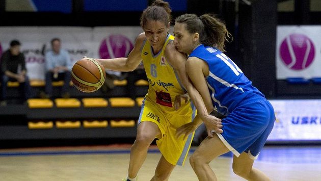 Laia Palau z ZVVZ USK Praha (vlevo) a Antonija Juricová z WBC Novi Záhřeb bojují o míč. Laia Palau z ZVVZ USK Praha (vlevo) a Antonija Juricová z WBC Novi Záhřeb bojují o míč.