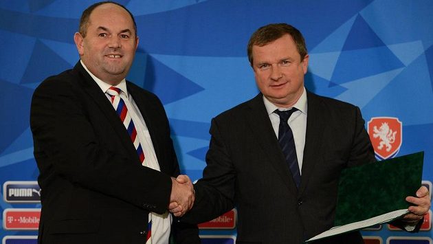 Takhle uváděl Miroslav Pelta Pavlu Vrbu do funkce reprezentačního trenéra. Takhle uváděl Miroslav Pelta Pavlu Vrbu do funkce reprezentačního trenéra.