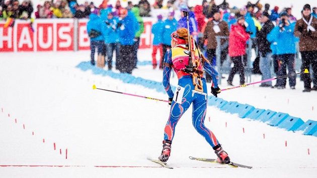 Gabriela Soukalová projela cílem závodu s hromadným startem při SP v Canmore nezvykle - pozadu. Gabriela Soukalová projela cílem závodu s hromadným startem při SP v Canmore nezvykle - pozadu.