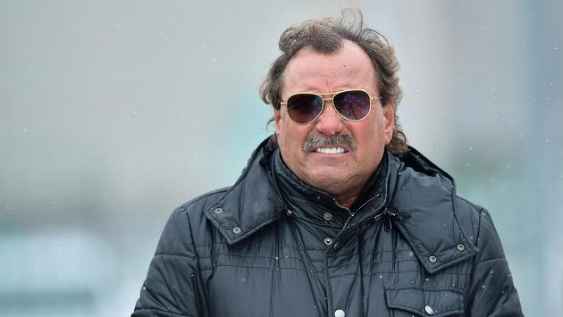Sportovní ředitel Jablonce Ivan Horník sleduje první trénink svého mužstva. Sportovní ředitel Jablonce Ivan Horník sleduje první trénink svého mužstva.
