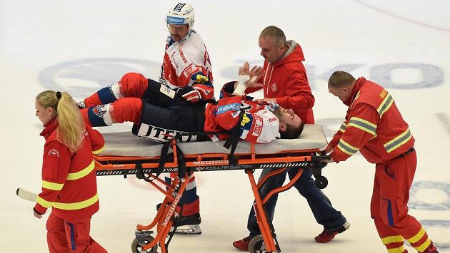 Zraněný Jan Starý z Pardubic. Druhý zleva je jeho spoluhráč Tomáš Rolinek. Zraněný Jan Starý z Pardubic. Druhý zleva je jeho spoluhráč Tomáš Rolinek.