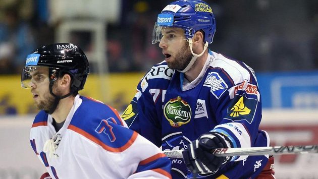 Olomoucký útočník Jakub Herman (vlevo) a obránce Komety Richard Stehlík. Olomoucký útočník Jakub Herman (vlevo) a obránce Komety Richard Stehlík.