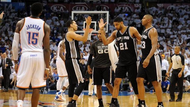 Radost hráčů San Antonia Spurs z postupu do finále NBA. Radost hráčů San Antonia Spurs z postupu do finále NBA.