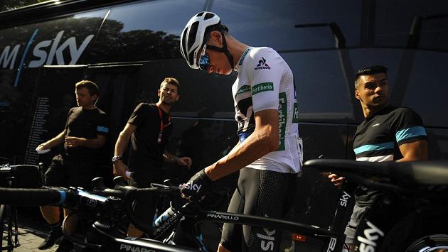 Brit Christopher Froome při přípravě na start jedné z etap Vuelty. Ilustrační snímek. Brit Christopher Froome při přípravě na start jedné z etap Vuelty. Ilustrační snímek.