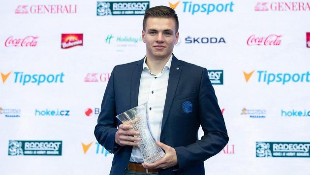 Nejlepší brankář sezony Roman Will s cenou deníku Právo během slavnostního vyhlášení ankety Hokejista sezony v Brně. Nejlepší brankář sezony Roman Will s cenou deníku Právo během slavnostního vyhlášení ankety Hokejista sezony v Brně.