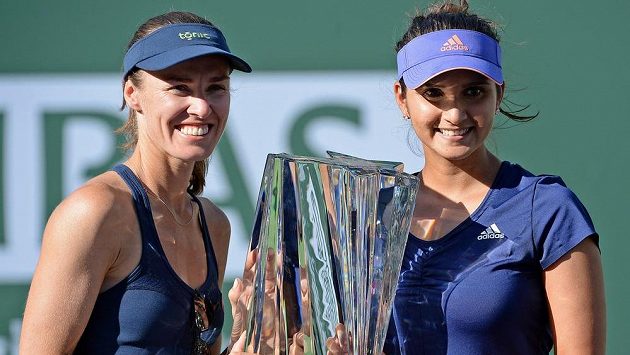 Hingisová s Mirzaovou proměnily společnou premiéru v trofej. Hingisová s Mirzaovou proměnily společnou premiéru v trofej.