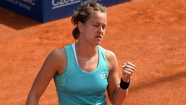 Česká tenistka Barbora Strýcová v utkání se svou krajankou Lucií Hradeckou na turnaji v Praze. Česká tenistka Barbora Strýcová v utkání se svou krajankou Lucií Hradeckou na turnaji v Praze.