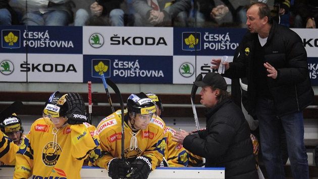 Trenéři Litvínova Vladimír Jeřábek (vpravo) a Petr Rosol (druhý zprava). Trenéři Litvínova Vladimír Jeřábek (vpravo) a Petr Rosol (druhý zprava).