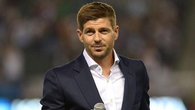 Steven Gerrard byl slavnostně přivítán v Los Angeles před zápasem s Torontem. Steven Gerrard byl slavnostně přivítán v Los Angeles před zápasem s Torontem.