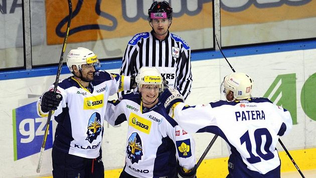 Hráči Kladna slaví, (zleva) Marek Černošek, Jiří Kuchler a Pavel Patera. Hráči Kladna slaví, (zleva) Marek Černošek, Jiří Kuchler a Pavel Patera.