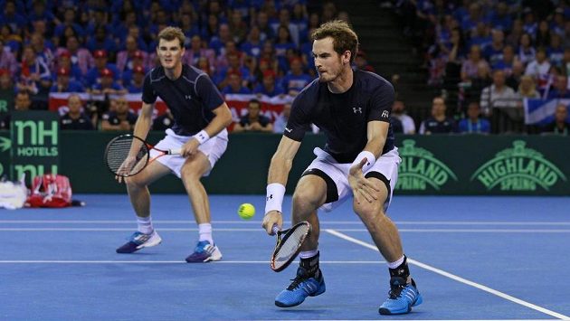 Bratři Andy Murray (vpravo) a Jamie Murray ve čtyřhře semifinále Davisova poháru proti Austrálii urvali důležitý druhý bod. Bratři Andy Murray (vpravo) a Jamie Murray ve čtyřhře semifinále Davisova poháru proti Austrálii urvali důležitý druhý bod.