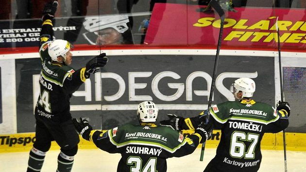 Hokejisté Karlových Varů slaví gól. Zleva David Hruška, Václav Skuhravý a Jan Tomeček. Hokejisté Karlových Varů slaví gól. Zleva David Hruška, Václav Skuhravý a Jan Tomeček.