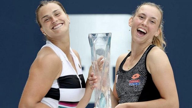 Debl Elise Mertensová (vpravo), Aryna Sabalenková získal v Miami tzv. Sunshine double. Debl Elise Mertensová (vpravo), Aryna Sabalenková získal v Miami tzv. Sunshine double.