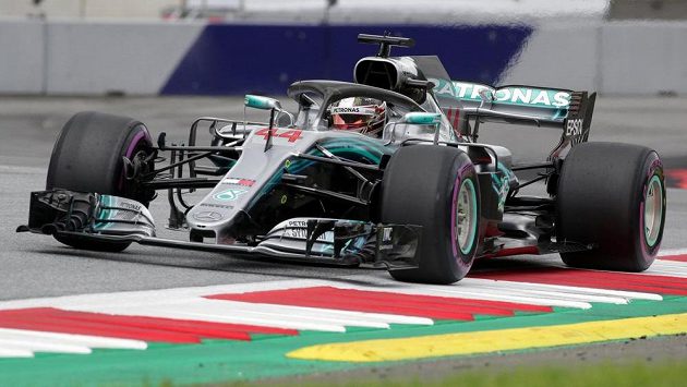 Lewis Hamilton z Mercedesu během tréninku. Lewis Hamilton z Mercedesu během tréninku.