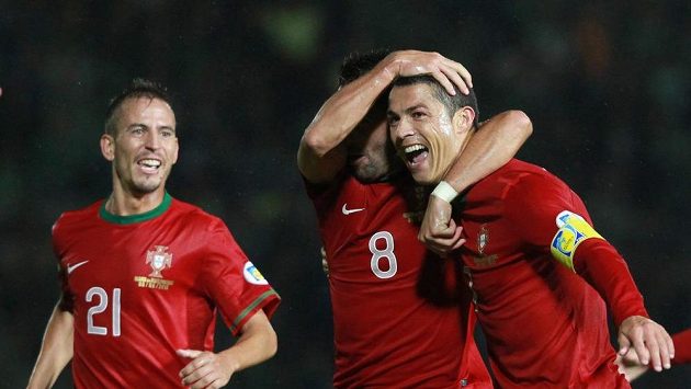 Ronaldo (vpravo) se se spoluhráči raduje z třetiny svého hattricku v kvalifikačním utkání o MS 2014 proti Severnímu Irsku. Ronaldo (vpravo) se se spoluhráči raduje z třetiny svého hattricku v kvalifikačním utkání o MS 2014 proti Severnímu Irsku.