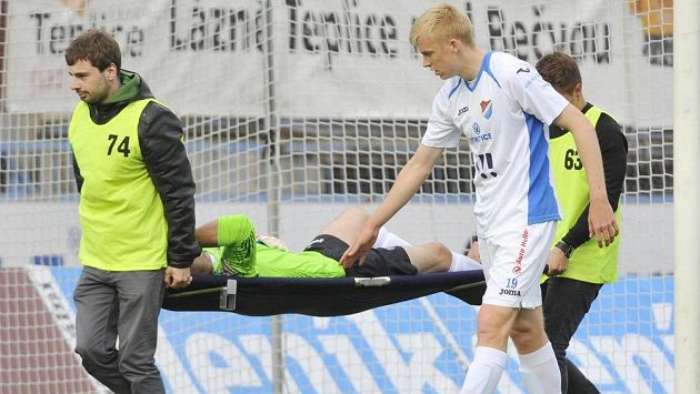 Zraněného ostravského brankáře Jiřího Pavlenku (na nosítkách) doprovází ze hřiště jeho spoluhráč Michal Frydrych. Zraněného ostravského brankáře Jiřího Pavlenku (na nosítkách) doprovází ze hřiště jeho spoluhráč Michal Frydrych.