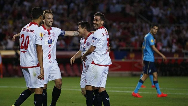 Fotbalisté Sevilly se radují z branky proti Portu. Fotbalisté Sevilly se radují z branky proti Portu.