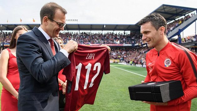 Šéf fotbalové Sparty Daniel Křetínský a David Lafata před utkáním s Olomoucí. Šéf fotbalové Sparty Daniel Křetínský a David Lafata před utkáním s Olomoucí.