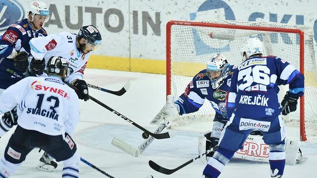 Autor druhého gólu Dominik Lakatoš (31) z Liberce a brankář Brna Marek Čiliak. Autor druhého gólu Dominik Lakatoš (31) z Liberce a brankář Brna Marek Čiliak.
