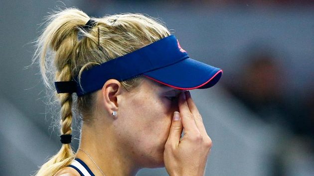 Němka Angelique Kerberová na snímku z utkání s Ukrajinkou Elinou Svitolinovou na turnaji v Pekingu. Němka Angelique Kerberová na snímku z utkání s Ukrajinkou Elinou Svitolinovou na turnaji v Pekingu.