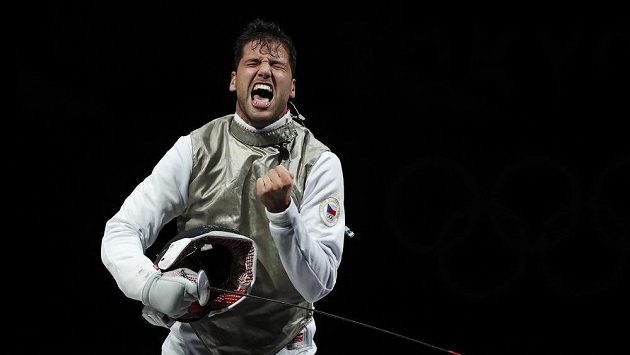Český šermíř Alexander Choupenitch po výhře v duelu o bronz. Český šermíř Alexander Choupenitch po výhře v duelu o bronz.