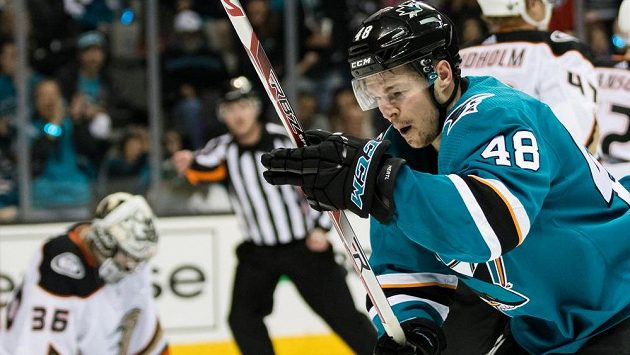 Gólman Anaheimu je překonaný, český útočník Tomáš Hertl se raduje, vstřelil postupový gól svého týmu San Jose Sharks do druhého kola play off. Gólman Anaheimu je překonaný, český útočník Tomáš Hertl se raduje, vstřelil postupový gól svého týmu San Jose Sharks do druhého kola play off.