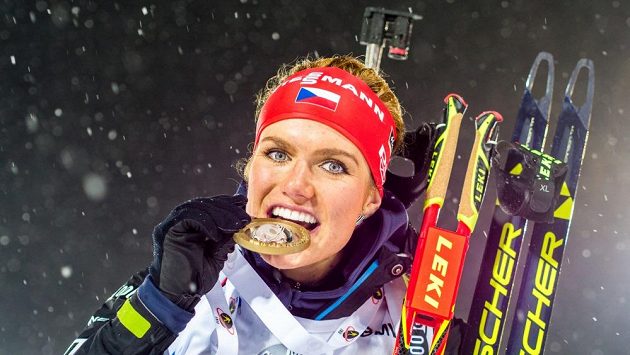 Takhle chutná vítězství! Gabriela Soukalová si ze Švédska přiveze zlatou medaili. Takhle chutná vítězství! Gabriela Soukalová si ze Švédska přiveze zlatou medaili.