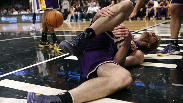 Pau Gasol, opora Los Angeles Lakers, se svíjí na zemi poté, co si v utkání proti Brooklyn Nets poranil pravou nohu. Pau Gasol, opora Los Angeles Lakers, se svíjí na zemi poté, co si v utkání proti Brooklyn Nets poranil pravou nohu.