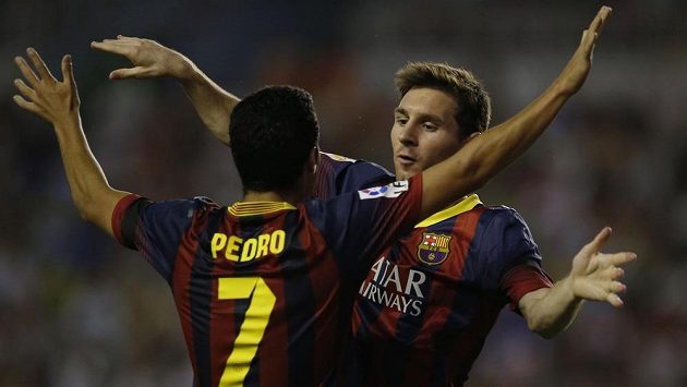 Pedro Rodriguez oslavuje s Lionelem Messi jeden ze tří gólů, které vstřelil do sítě Rayo Vallecano. Pedro Rodriguez oslavuje s Lionelem Messi jeden ze tří gólů, které vstřelil do sítě Rayo Vallecano.