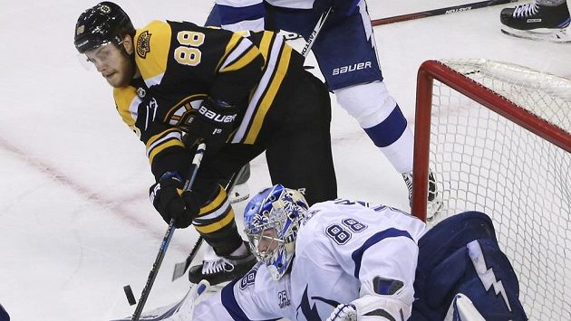 David Pastrňák z Bostonu se snaží zasunout puk za záda brankáře Tampy Andreje Vasilevského v utkání druhého kola play off. David Pastrňák z Bostonu se snaží zasunout puk za záda brankáře Tampy Andreje Vasilevského v utkání druhého kola play off.
