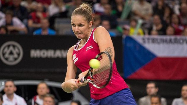 Bekhend české tenistky Karolíny Plíškové ve fedcupovém utkání proti Marii Šarapovové. Bekhend české tenistky Karolíny Plíškové ve fedcupovém utkání proti Marii Šarapovové.