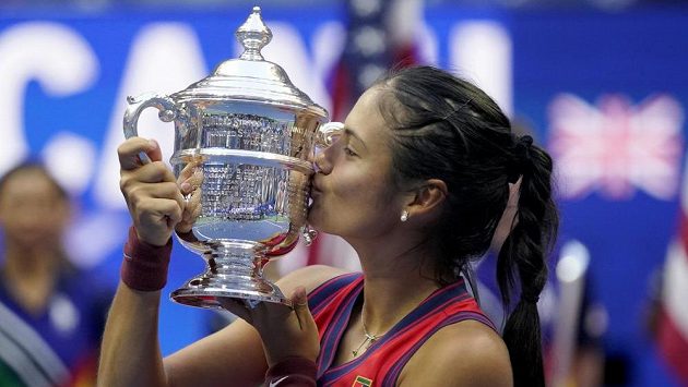 Emma Raducanuová líbá trofej z US Open. Emma Raducanuová líbá trofej z US Open.