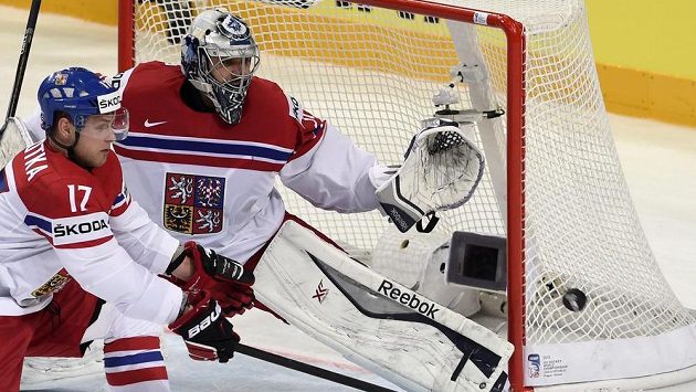 Český brankář Ondřej Pavelec inkasuje druhý gól, vlevo je útočník Vladimír Sobotka. Český brankář Ondřej Pavelec inkasuje druhý gól, vlevo je útočník Vladimír Sobotka.