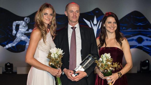 Český fedcupový tým (zleva): Karolína Plíšková, Petr Pála a Lucie Šafářová během vyhlášení novinářské ankety Sportovec roku 2015 v Praze. Český fedcupový tým (zleva): Karolína Plíšková, Petr Pála a Lucie Šafářová během vyhlášení novinářské ankety Sportovec roku 2015 v Praze.
