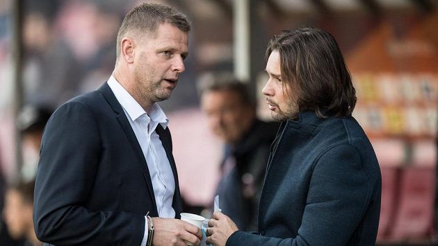 Trenér Baníku Ostrava Radim Kučera (vlevo) a člen dozorčí rady klubu Marek Jankulovski před pohráovým utkáním na Spartě. Trenér Baníku Ostrava Radim Kučera (vlevo) a člen dozorčí rady klubu Marek Jankulovski před pohráovým utkáním na Spartě.