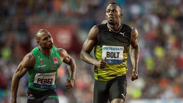 Jamajský sprinter Usain Bolt jako první v cíli sprintu na 100 m na atletickém mítinku Zlatá tretra. Jamajský sprinter Usain Bolt jako první v cíli sprintu na 100 m na atletickém mítinku Zlatá tretra.