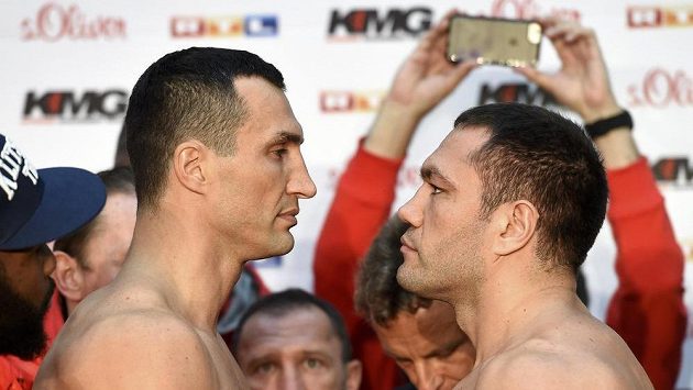 Úřadující světový šampión Vladimir Kličko (vlevo) a jeho vyzyvatel Kubrat Pulev z Bulharska při oficiálním vážení v Hamburku. Úřadující světový šampión Vladimir Kličko (vlevo) a jeho vyzyvatel Kubrat Pulev z Bulharska při oficiálním vážení v Hamburku.