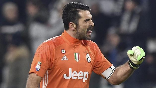 Gólman Juventusu Gianluigi Buffon oslavuje výhru nad Interem Milán. Gólman Juventusu Gianluigi Buffon oslavuje výhru nad Interem Milán.