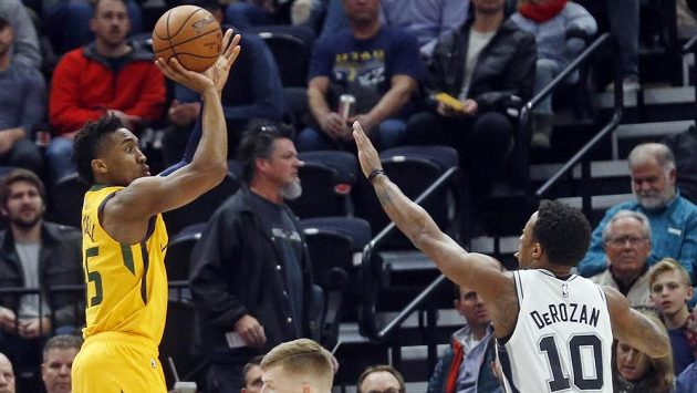 Donovan Mitchell (45) z týmu Utah a DeMar DeRozan (10) ze San Antonia. Donovan Mitchell (45) z týmu Utah a DeMar DeRozan (10) ze San Antonia.