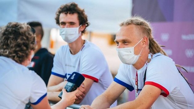 Pavel Vích, "čaroděj" lezce Adama Ondry (vzadu). Pavel Vích, "čaroděj" lezce Adama Ondry (vzadu).