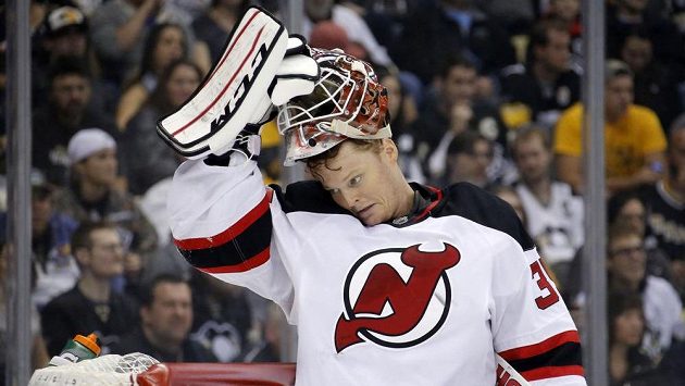 Zničený brankář New Jersey Devils Cory Schneider při výprasku v Pittsburghu. Zničený brankář New Jersey Devils Cory Schneider při výprasku v Pittsburghu.