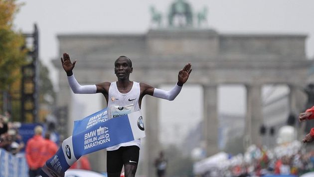 Keňan Eliud Kipchoge v cíli berlínského maratónu. Keňan Eliud Kipchoge v cíli berlínského maratónu.