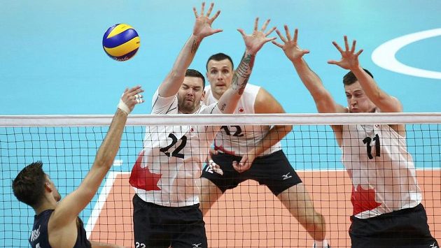 Kanadský dvojblok čelí útoku Aarona Russella z USA. Kanadský dvojblok čelí útoku Aarona Russella z USA.
