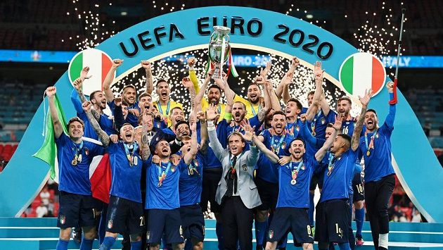 Italové s trofejí pro mistry Evropy. Italové s trofejí pro mistry Evropy.