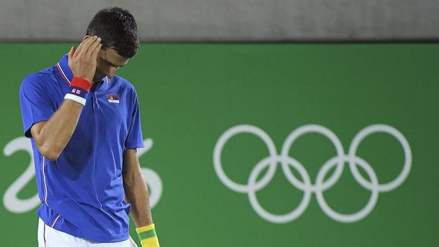 Smutný Novak Djokovič po jedné z nevydařených výměn. Smutný Novak Djokovič po jedné z nevydařených výměn.