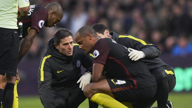 Fotbalista Manchesteru City Vincent Comapny v péči lékařů. Fotbalista Manchesteru City Vincent Comapny v péči lékařů.