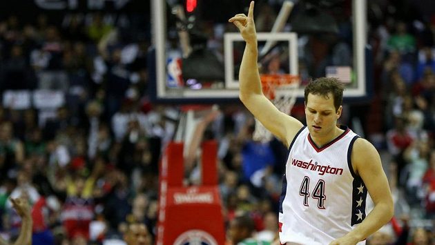 Bojan Bogdanovic z Washingtonu poté co skóroval za tři body proti Bostonu. Bojan Bogdanovic z Washingtonu poté co skóroval za tři body proti Bostonu.